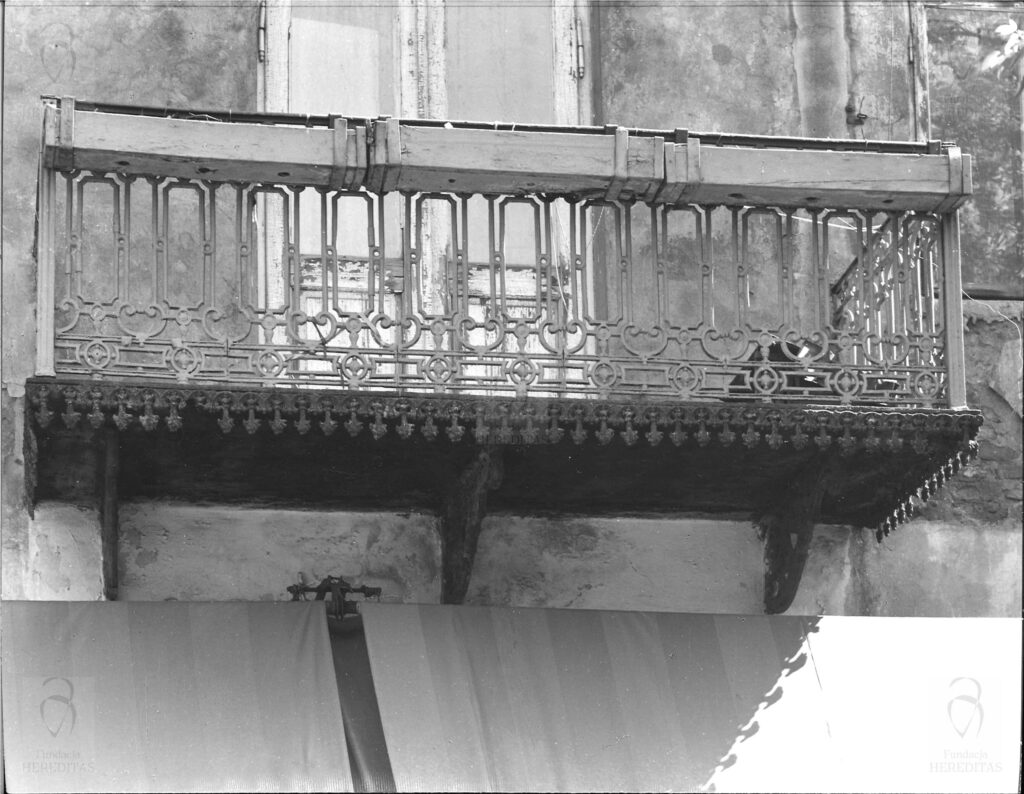 Targowa 50/52 - kamienica Balkon drugiej kondygnacji fasady, fot. Bohdan Olechnicki, 1977, Archiwum WUOZ w Warszawie