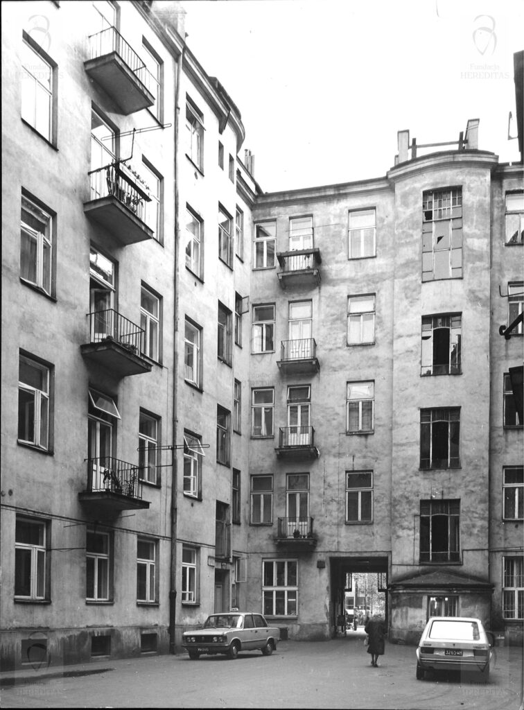 Targowa 46 - kamienica Elewacje od podwórza - oficyny prawej i budynku frontowego, fot. Bohdan Olechnicki, 1977, Archiwum WUOZ w Warszawie