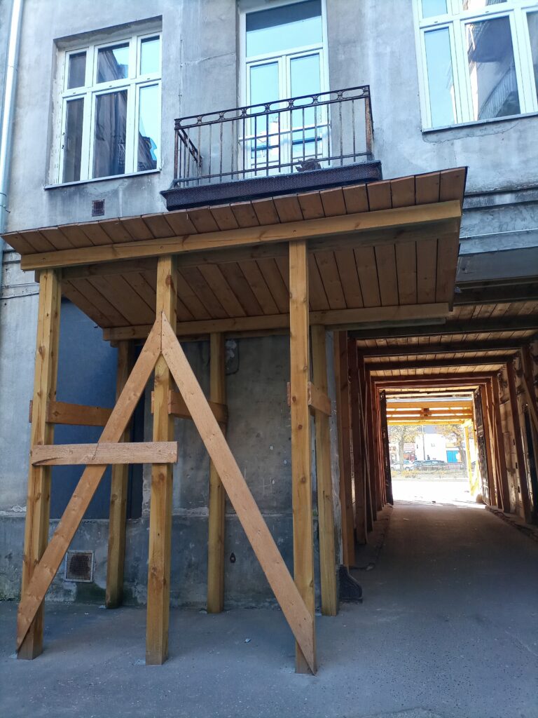 Zabezpieczenie balkonu, Targowa 44. Fot. M. Wesołowska, 2021 Dokumentacja wykonana w ramach projektu „Ulica Targowa – społeczna dokumentacja zabytków”