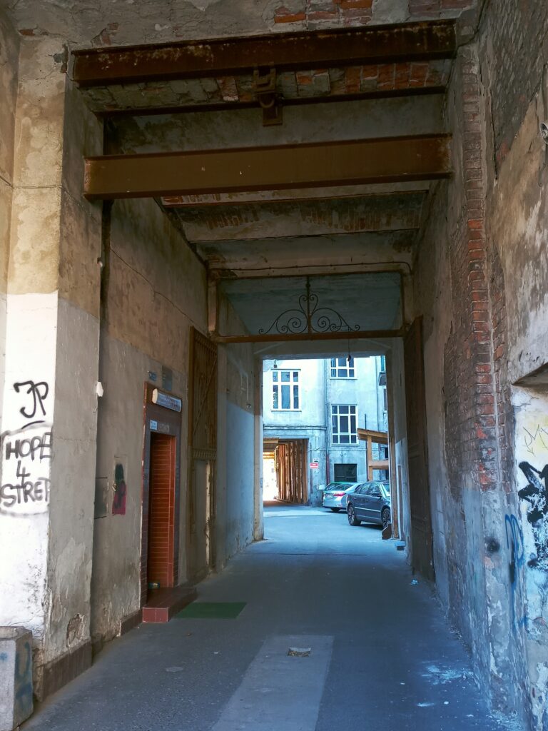 Przejazd bramny drugi, widok z drugiego podwórza, Targowa 44. Fot. M. Wesołowska, 2021 Dokumentacja wykonana w ramach projektu „Ulica Targowa – społeczna dokumentacja zabytków”