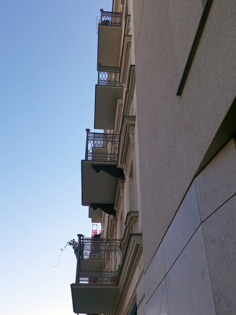 Widok na balkony od Targowej 23, Targowa 21. Fot. M. Wesołowska, 2021 Dokumentacja wykonana w ramach projektu „Ulica Targowa – społeczna dokumentacja zabytków”