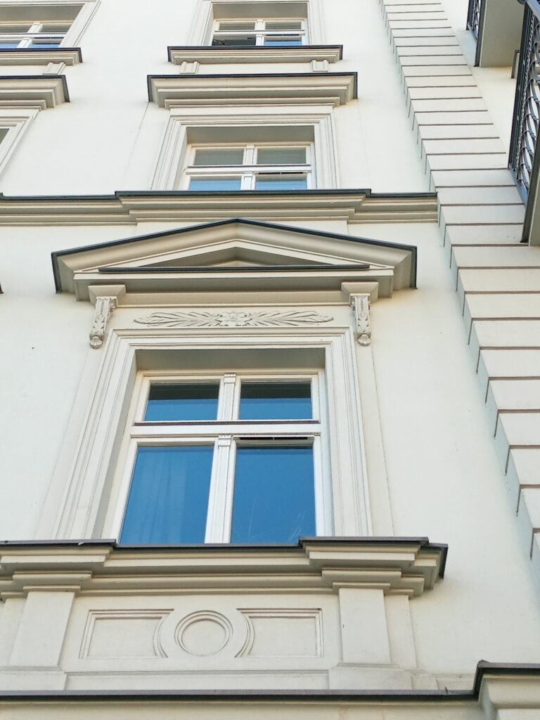 Opracowanie okien, Targowa 21. Fot. M. Wesołowska, 2021 Dokumentacja wykonana w ramach projektu „Ulica Targowa – społeczna dokumentacja zabytków”