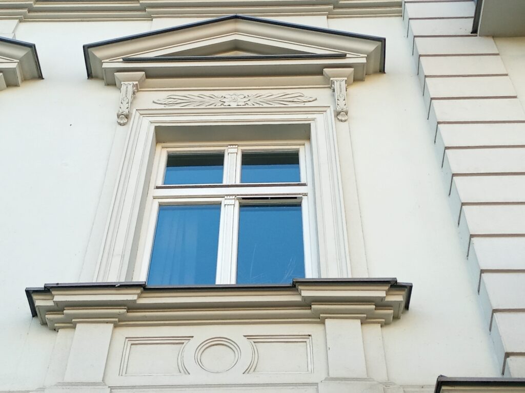 Opracowanie okna, Targowa 21. Fot. M. Wesołowska, 2021 Dokumentacja wykonana w ramach projektu „Ulica Targowa – społeczna dokumentacja zabytków”