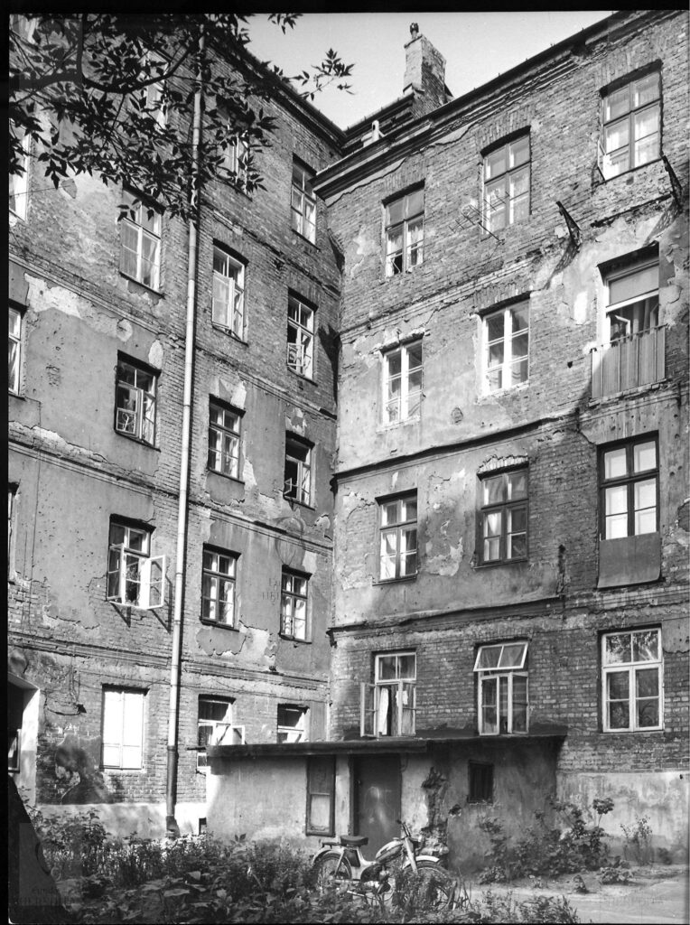 Targowa 21 - kamienica Elewacje od podwórza - widok narożny budynku frontowego i oficyny pd-wsch, fot. Bohdan Olechnicki, 1977, Archiwum WUOZ w Warszawie