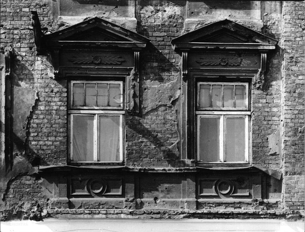 Targowa 21 - kamienica Okna w obramieniu w fasadzie, fot. Bohdan Olechnicki, 1977, Archiwum WUOZ w Warszawie