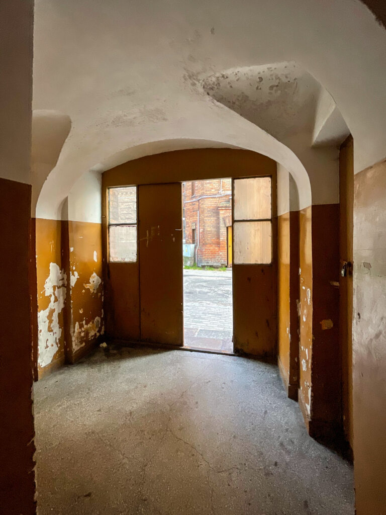 Wejście na klatkę schodową, parter. Fot. Mariusz Majewski, 2021, źródło: Res in Ornamento