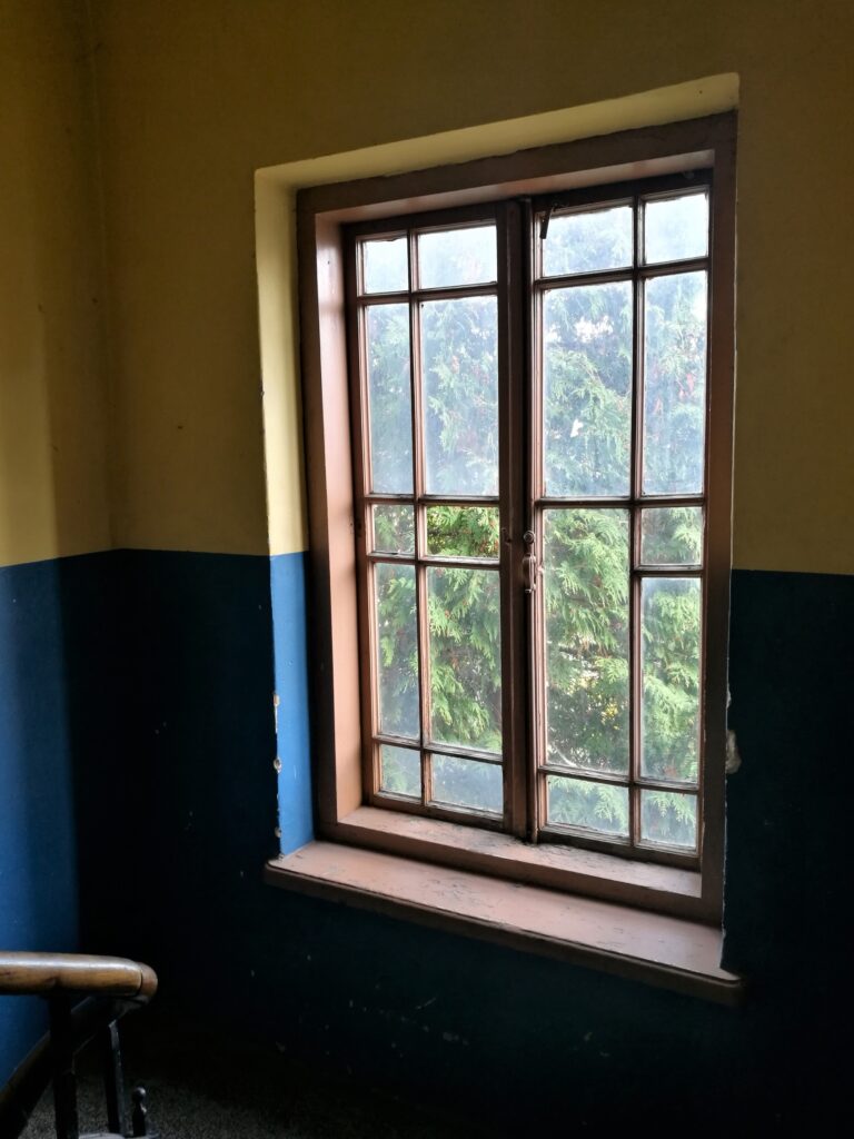 Okno, klatka schodowa. Fot. Magdalena Dobosz, 2021, źródło: Res in Ornamento