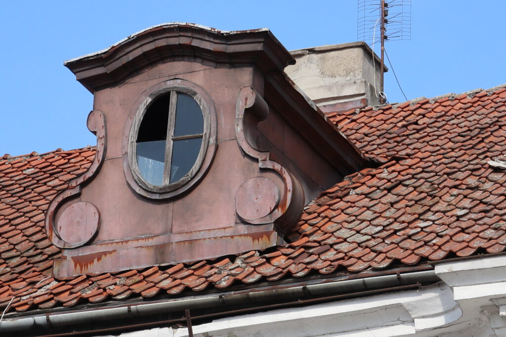 Dach z pseudobarokową lukarną. Fot. Cecylia Rotter, 2021, źródło: Res in Ornamento