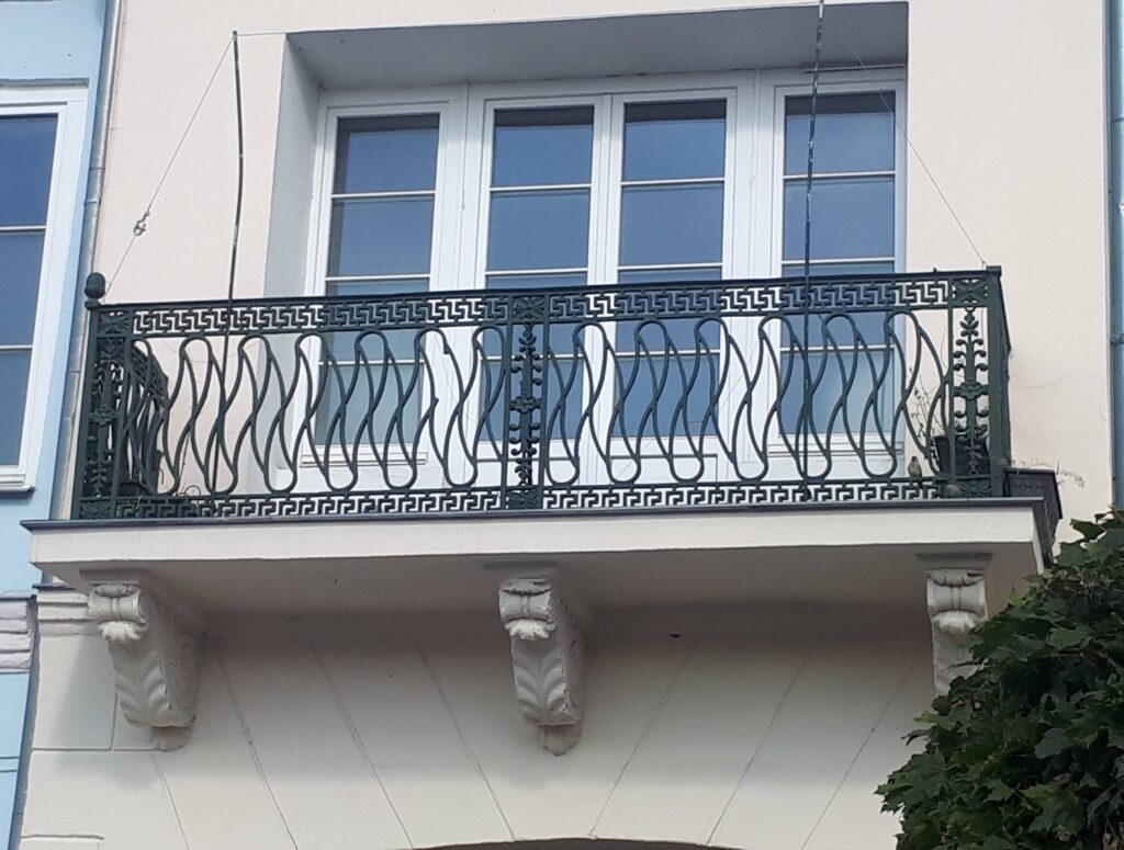 Balkon nad przejazdem bramnym. Fot. Robert Marcinkowski, 2021, źródło: Res in Ornamento