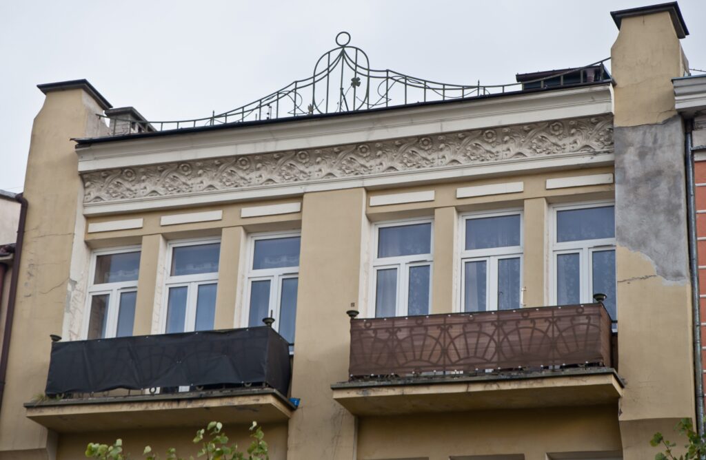 Balkony drugiego piętra i fryz podokapowy. Fot. Teresa Adamiak, 2021, źródło: Res in Ornamento