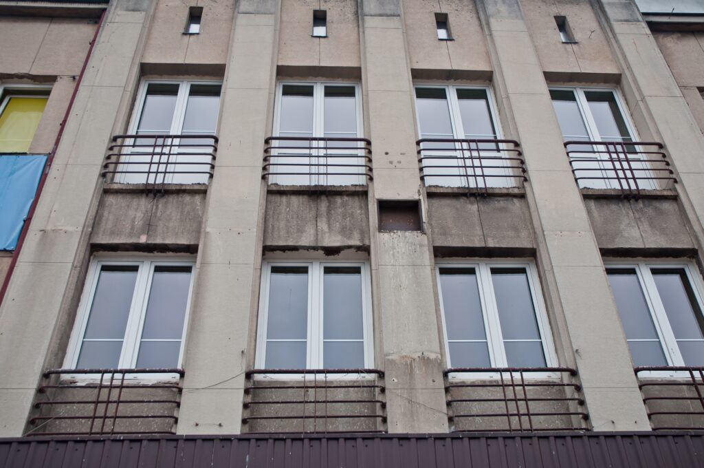 Balkony i okna korpusu głównego. Fot. Teresa Adamiak, 2021, źródło: Res in Ornamento
