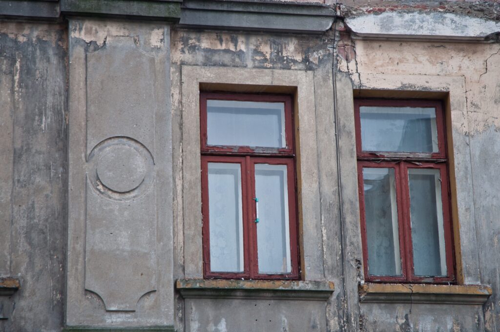 Okna, pierwsze piętro, elewacja frontowa. Fot. Teresa Adamiak, 2021, źródło: Res in Ornamento