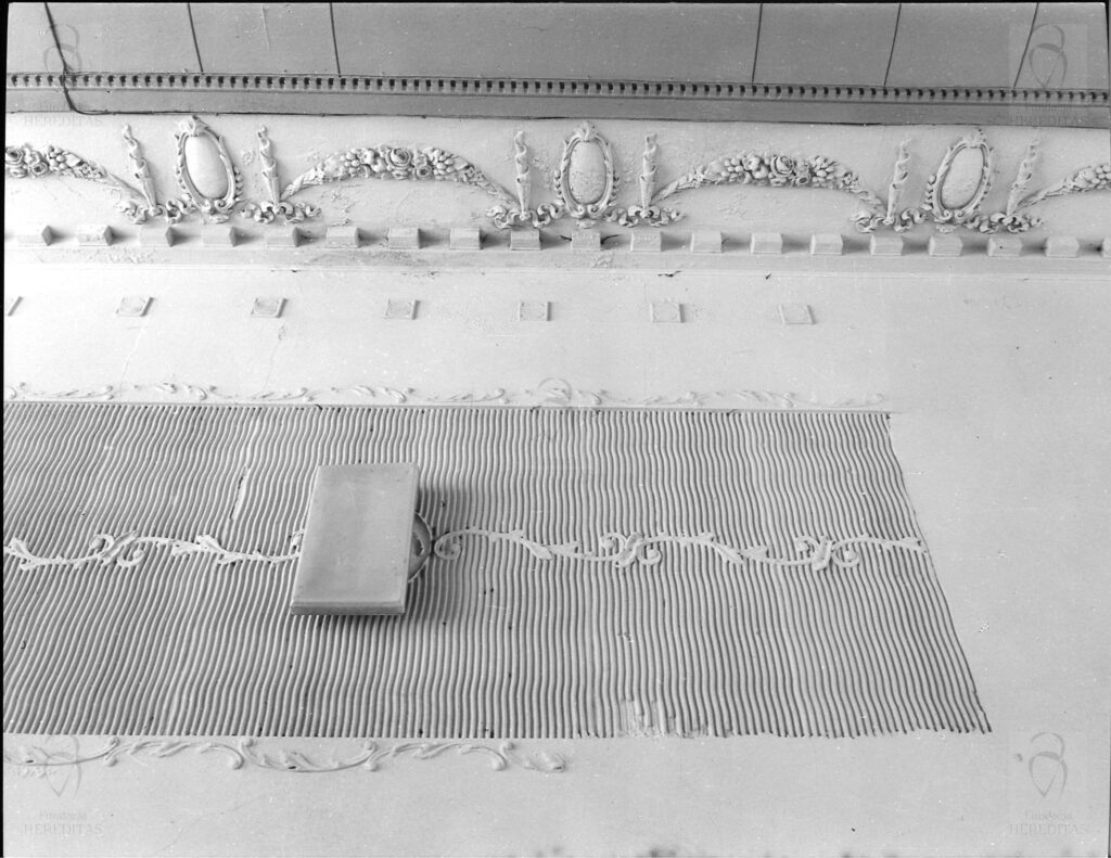 Targowa 44 - kamienica Fragment dekoracji sufitu przejazdu bramnego, fot. Bohdan Olechnicki, 1977, Archiwum WUOZ w Warszawie