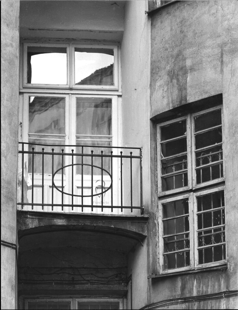 Targowa 32 - kamienica Balkon drugiej kondygnacji oficyny równoległej do ulicy w narożu z oficyną pd.-wsch., fot. Bohdan Olechnicki, 1977, Archiwum WUOZ w Warszawie