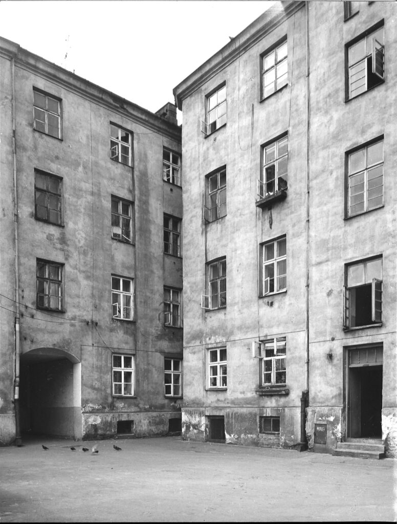 Targowa 32 - kamienica Oficyna II od podwórza III i oficyna pn-zach., fot. Bohdan Olechnicki, 1977, Archiwum WUOZ w Warszawie