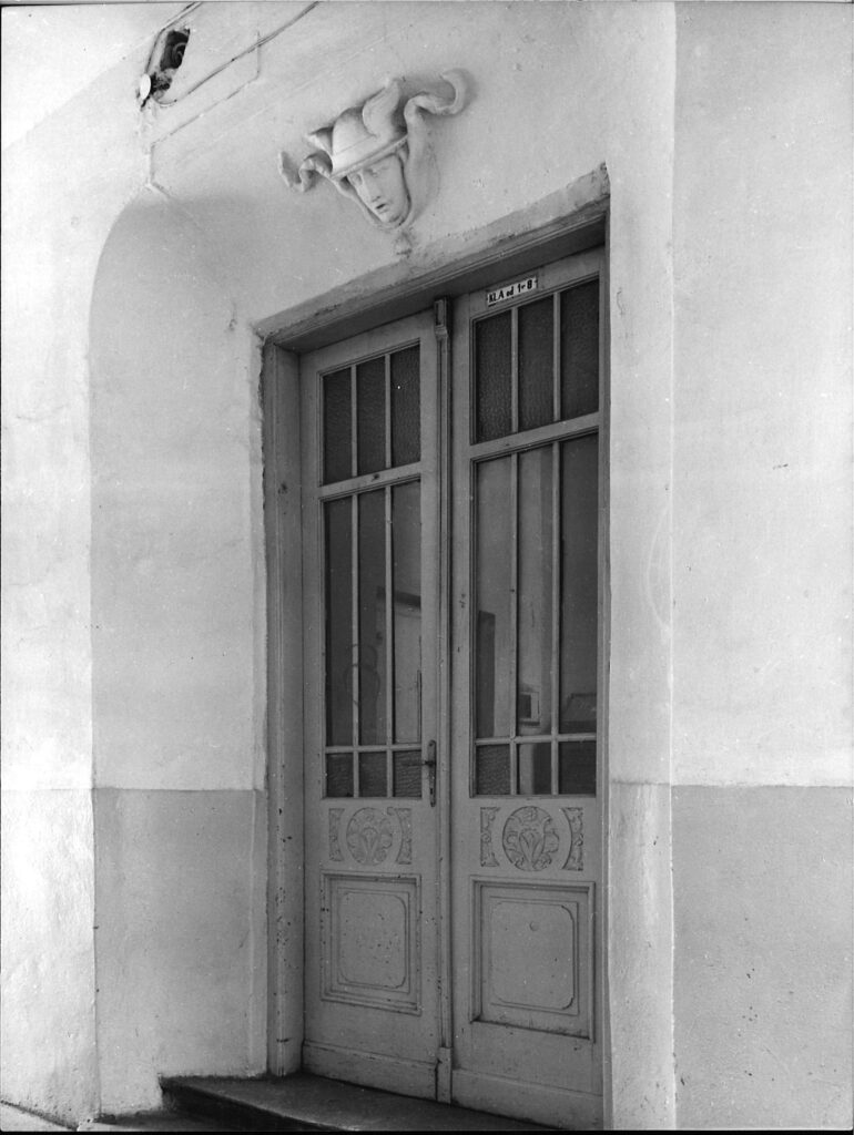 Targowa 32 - kamienica Drzwi drewniane dekorowane z przejazdu bramnego I, fot. Bohdan Olechnicki, 1977, Archiwum WUOZ w Warszawie
