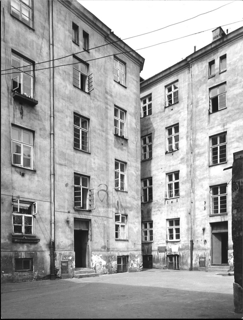 Targowa 32 - kamienica Oficyna pn-zach. podwórza III i oficyna równoległa do ulicy pn-wsch, fot. Bohdan Olechnicki, 1977, Archiwum WUOZ w Warszawie