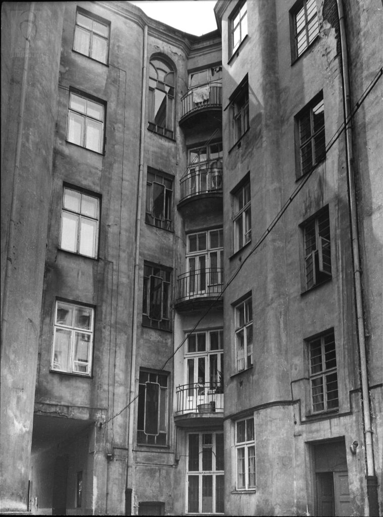 Targowa 32 - kamienica Elewacja od podwórza budynku frontowego, fot. Bohdan Olechnicki, 1977, Archiwum WUOZ w Warszawie