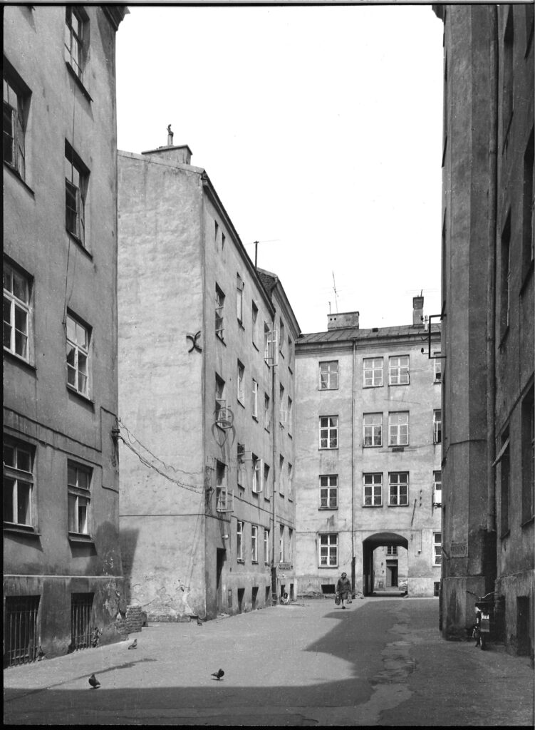 Targowa 32 - kamienica Widok na drugą oficynę równoległą do ulicy, fot. Bohdan Olechnicki, 1977, Archiwum WUOZ w Warszawie