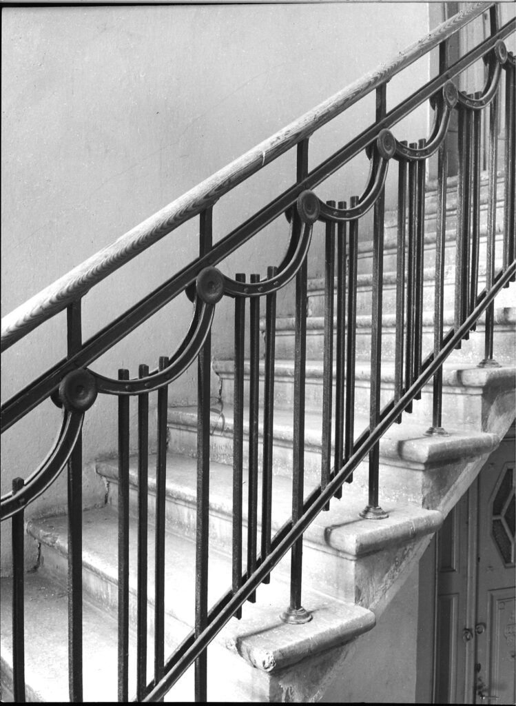 Targowa 32 - kamienica Balustrada schodów, fot. Bohdan Olechnicki, 1977, Archiwum WUOZ w Warszawie