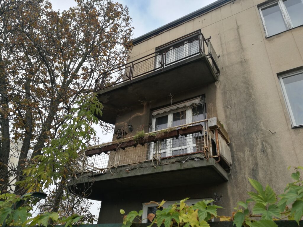 Balkony pierwszego i drugiego piętra, elewacja frontowa. Fot. Magdalena Dobosz, 2021, źródło: Res in Ornamento