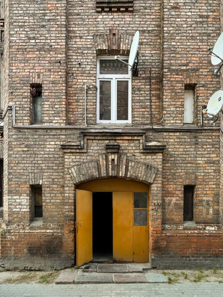 Wejście na klatkę schodową. Fot. Mariusz Majewski, 2021, źródło: Res in Ornamento