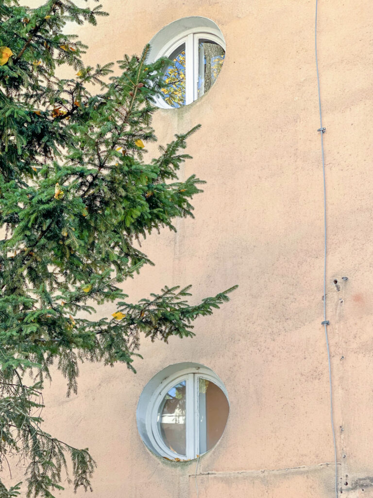 Okna (bulaje) elewacji frontowej. Fot. Mariusz Majewski, 2021, źródło: Res in Ornamento