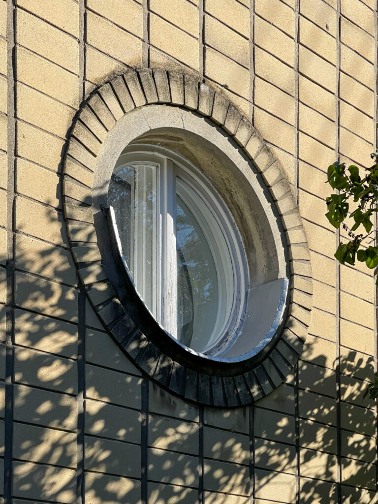 Okno (bulaj) elewacji frontowej. Fot. Mariusz Majewski, 2021, źródło: Res in Ornamento