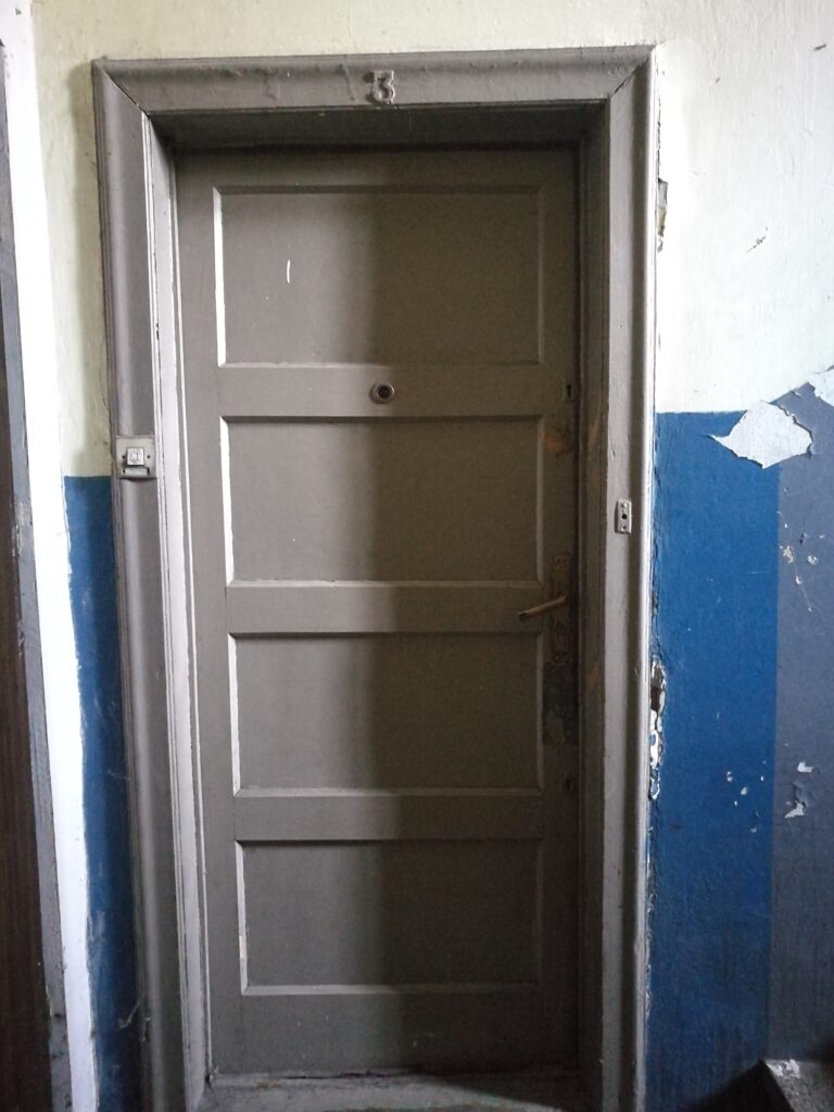 Drzwi mieszkania, klatka schodowa. Fot. Magdalena Dobosz, 2021, źródło: Res in Ornamento