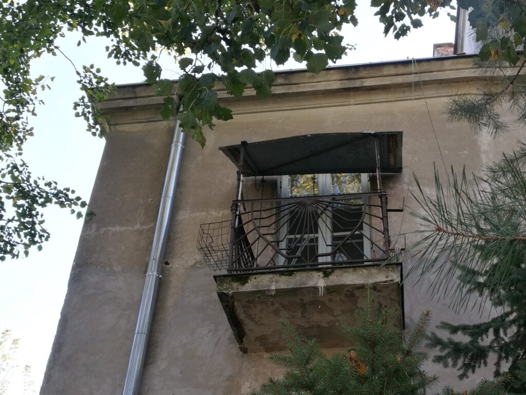 Lewy balkon, elewacja frontowa. Fot. Magdalena Dobosz, 2021, źródło: Res in Ornamento