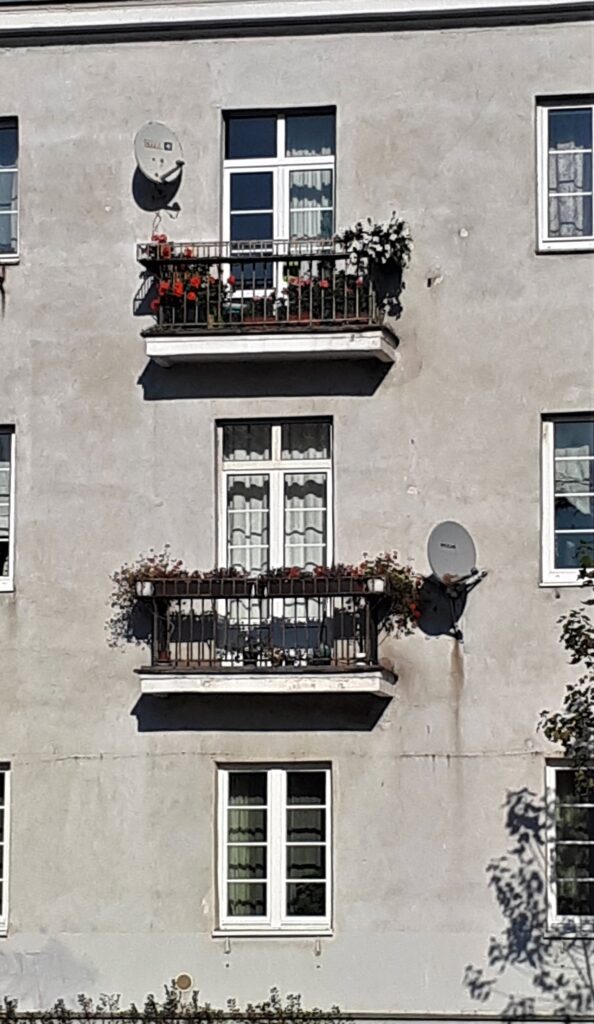 Balkony pierwszego i drugiego piętra, elewacja frontowa. Fot. Robert Marcinkowski, 2021, źródło: Res in Ornamento