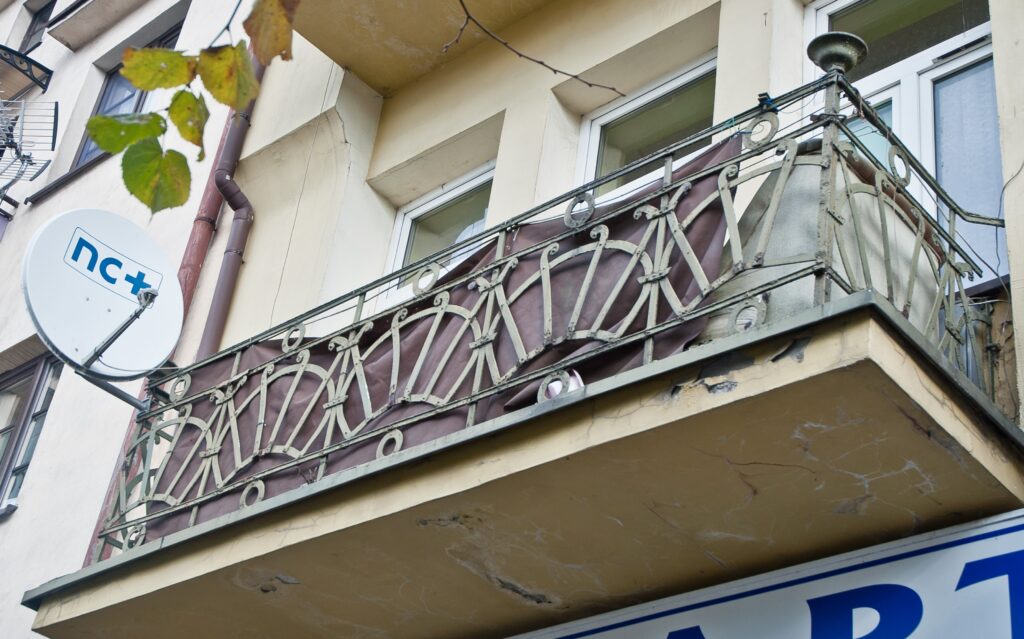 Balustrada balkonu, pierwsze piętro. Fot. Teresa Adamiak, 2021, źródło: Res in Ornamento