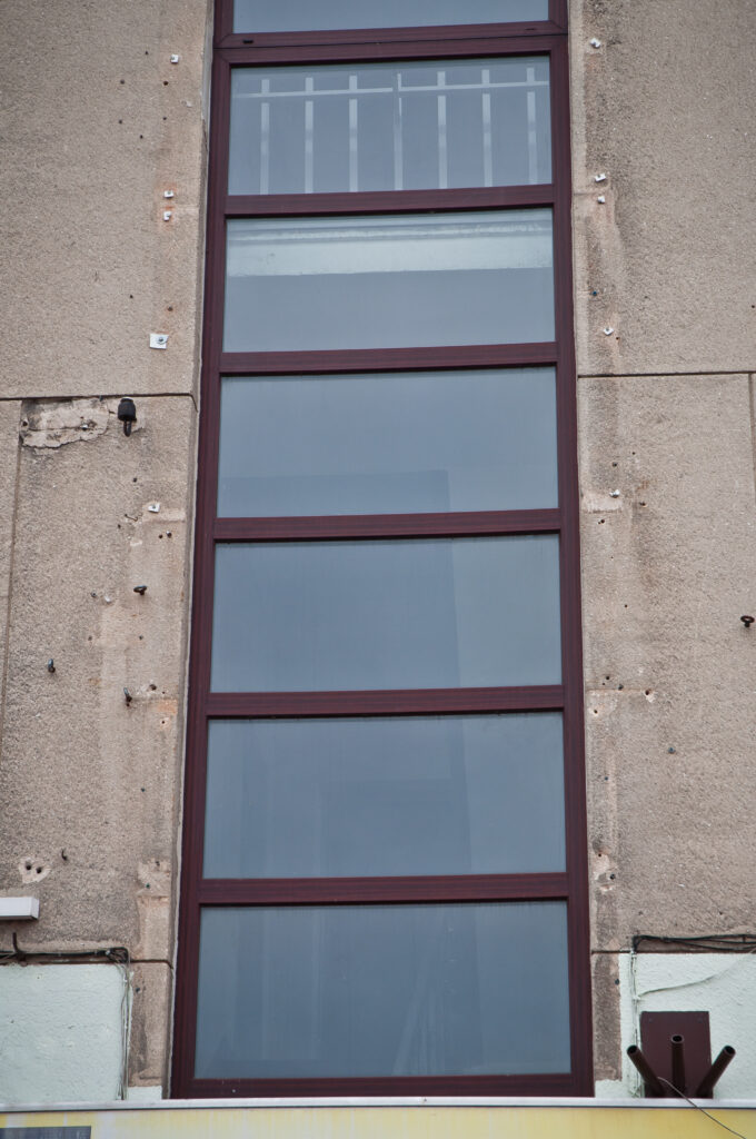 Okna klatki schodowej, elewacja frontowa. Fot. Teresa Adamiak, 2021, źródło: Res in Ornamento