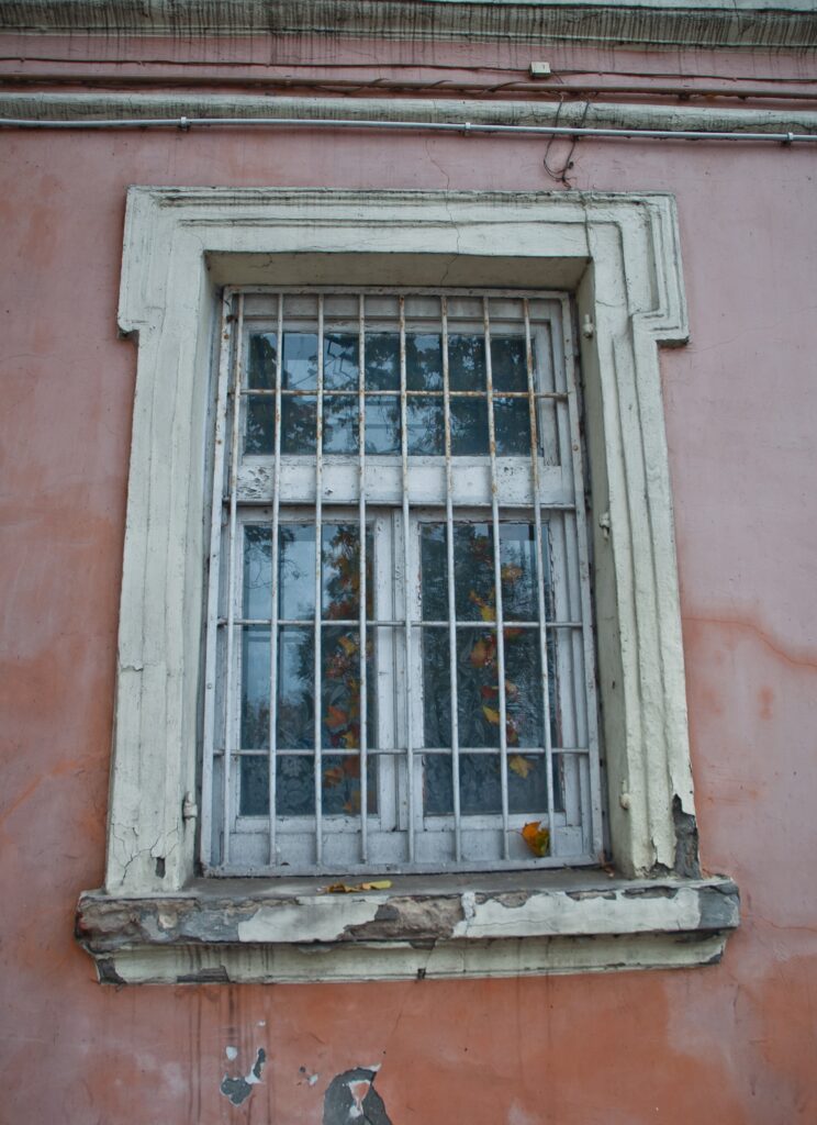 Obramienie okna, elewacja boczna. Fot. Teresa Adamiak, 2021, źródło: Res in Ornamento