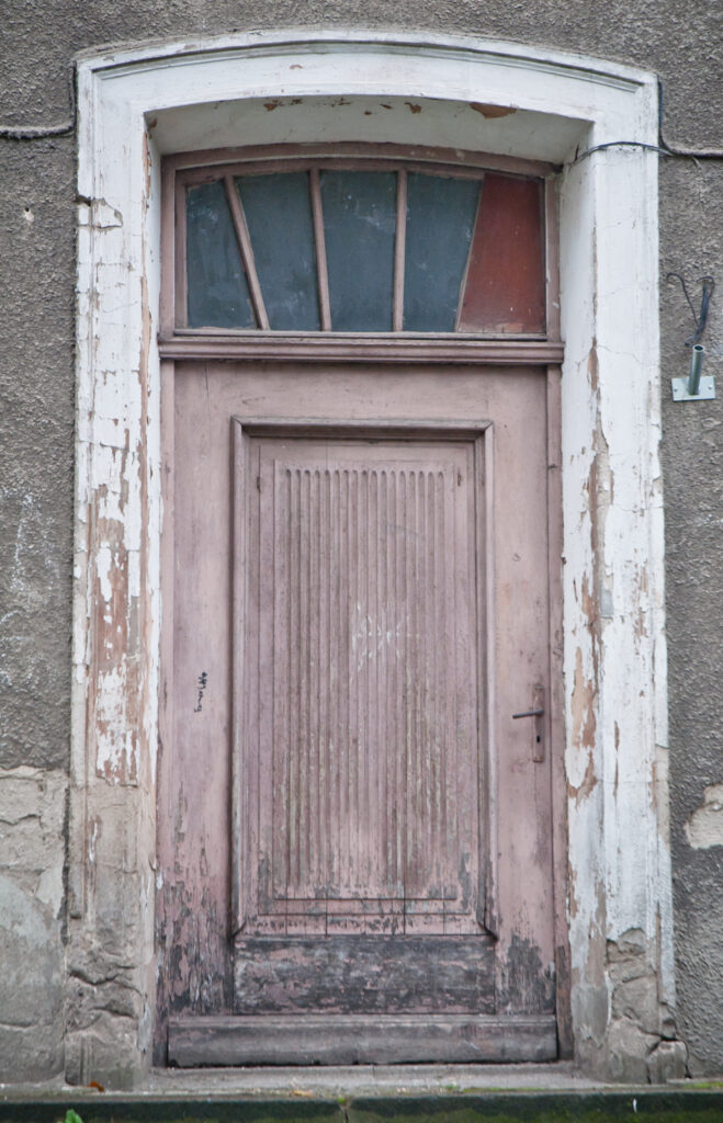 Drzwi z nadświetlem. Fot. Teresa Adamiak, 2021, źródło: Res in Ornamento