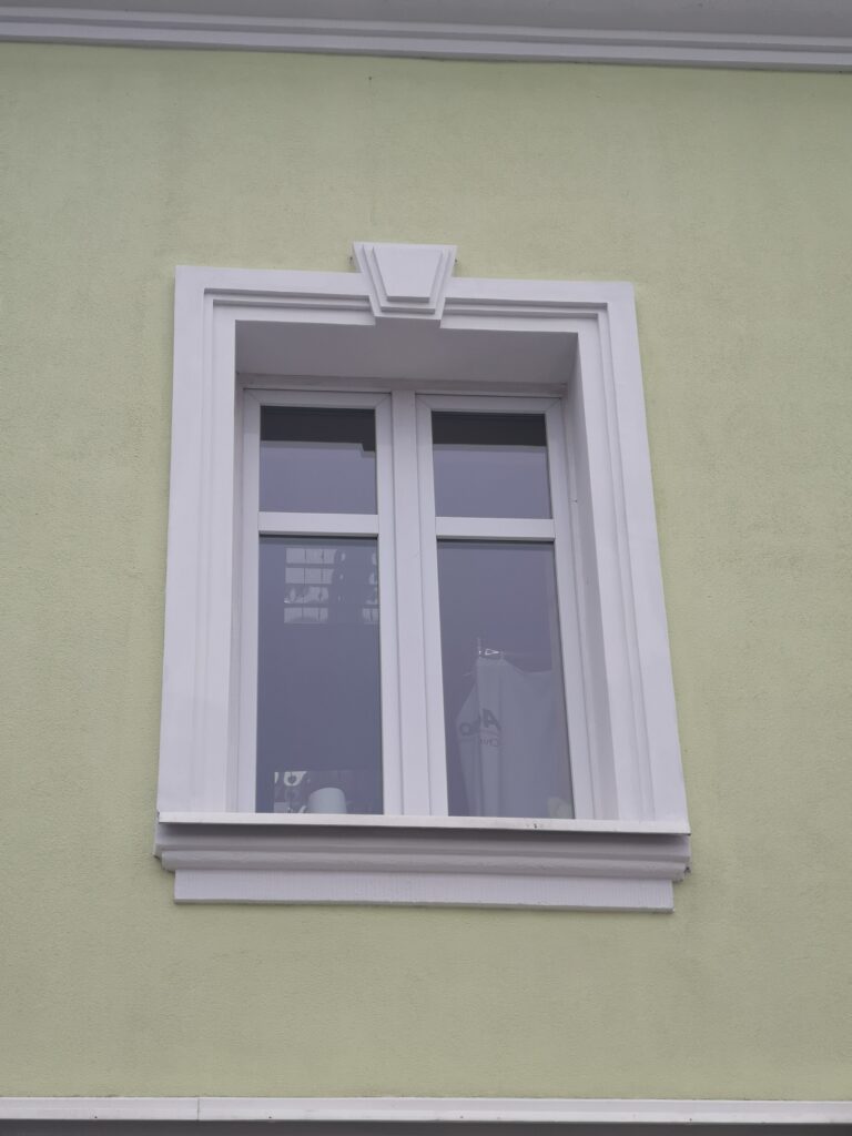 Obramienie okna pierwszego piętra. Fot. Bożena Rudzisz, 2021, źródło: Res in Ornamento