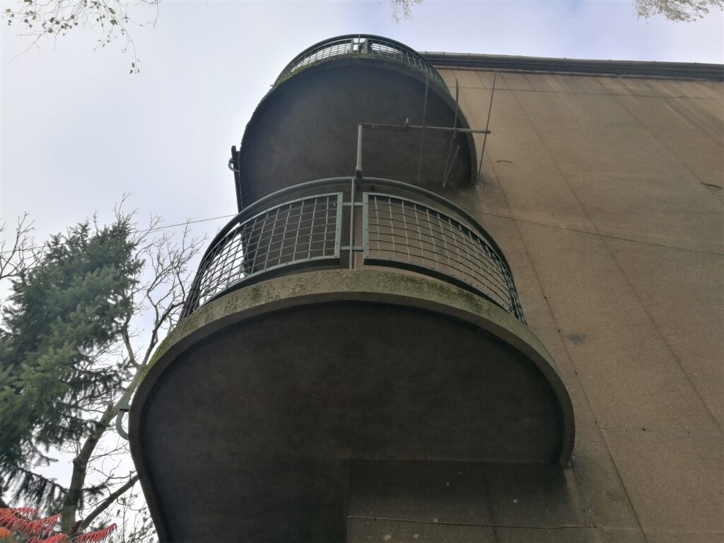 Balustrady balkonów pierwszego i drugiego piętra, elewacja frontowa. Fot. Magdalena Dobosz, 2021, źródło: Res in Ornamento