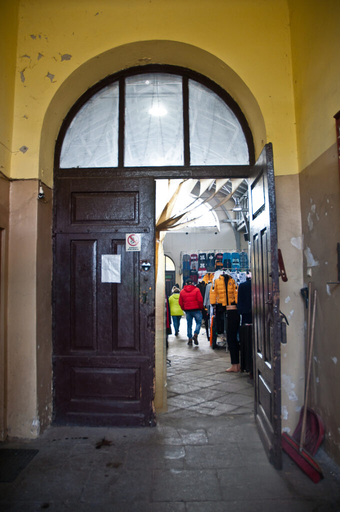Drzwi wejściowe do hali głównej. Fot. Teresa Adamiak, 2021, źródło: Res in Ornamento