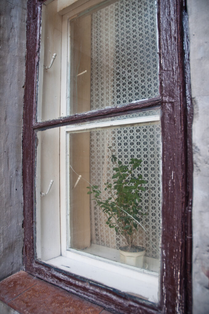Drewniane okno. Fot. Teresa Adamiak, 2021, źródło: Res in Ornamento