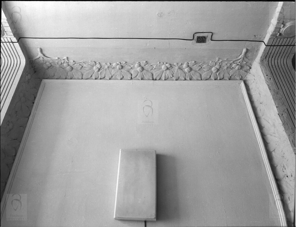 Targowa 48 - kamienica Widok na dekorację fasety w przejeździe bramnym, fot. Bohdan Olechnicki, 1977, Archiwum WUOZ w Warszawie