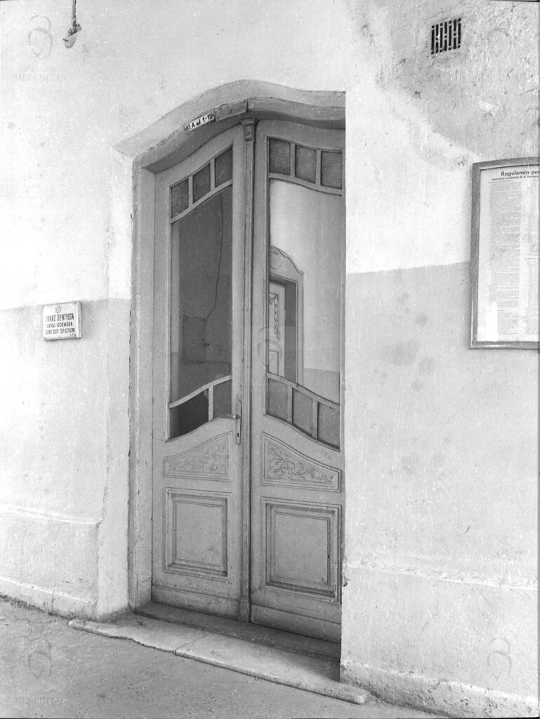Targowa 46 - kamienica Drzwi w przejeździe bramnym, fot. Bohdan Olechnicki, 1977, Archiwum WUOZ w Warszawie