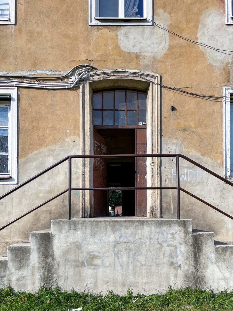 Obramienie wejścia na klatkę schodową. Fot. Mariusz Majewski, 2021, źródło: Res in Ornamento