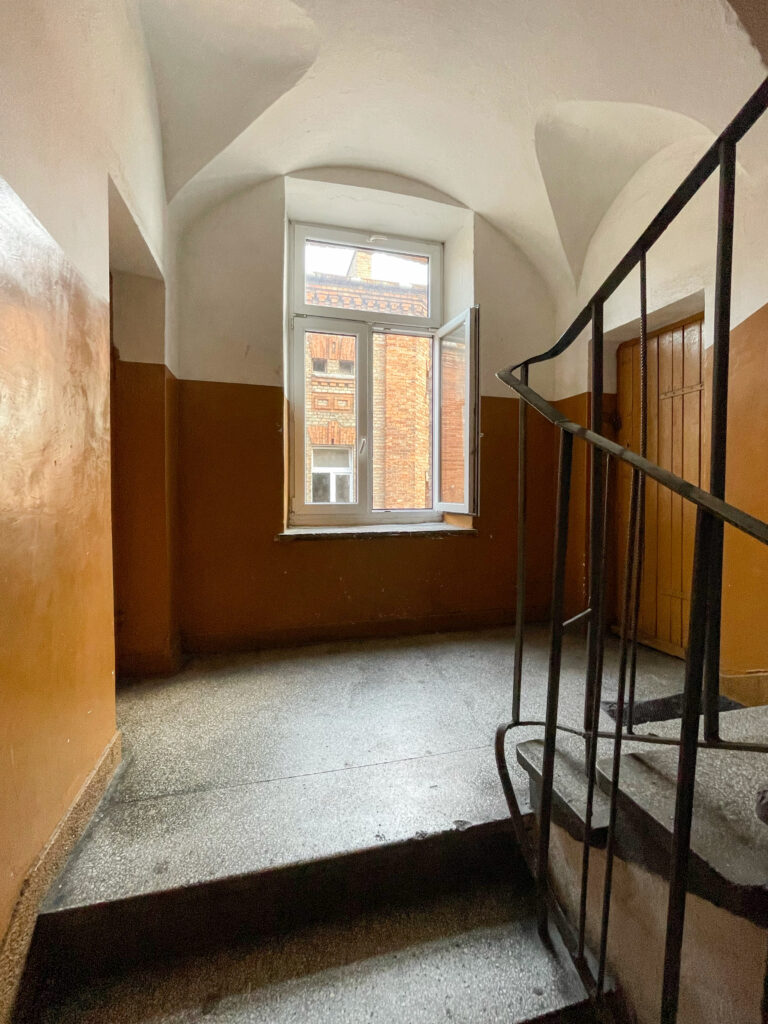 Okno, klatka schodowa, trzecie półpiętro. Fot. Mariusz Majewski, 2021, źródło: Res in Ornamento