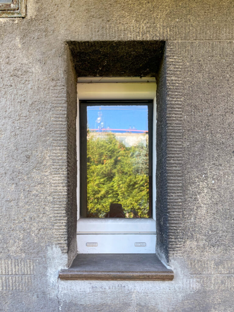 Obramienie okna, elewacja frontowa. Fot. Mariusz Majewski, 2021, źródło: Res in Ornamento