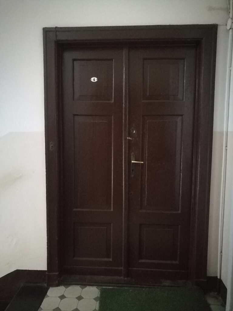 Drzwi, pierwsze piętro, klatka schodowa. Fot. Magdalena Dobosz, 2021, źródło: Res in Ornamento