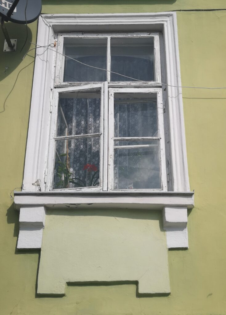 Obramienie okna elewacji frontowej. Fot. Bożena Rudzisz, 2021, źródło: Res in Ornamento