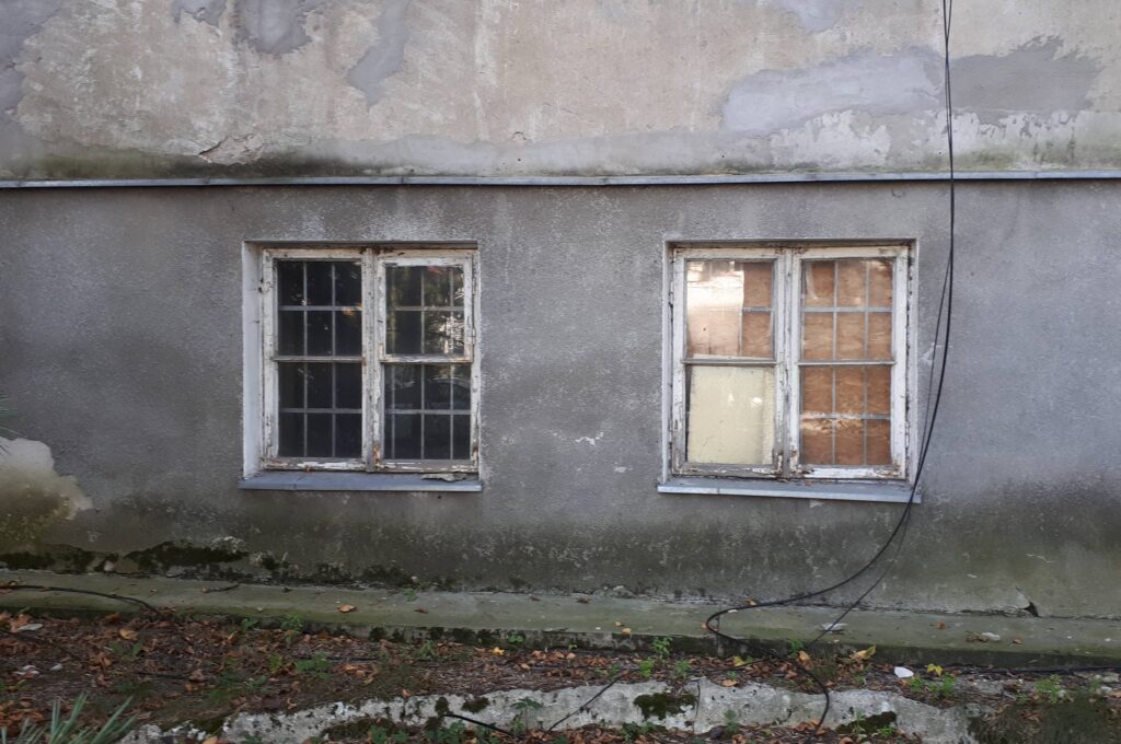 Okna przyziemia. Fot. Robert Marcinkowski, 2021, źródło: Res in Ornamento