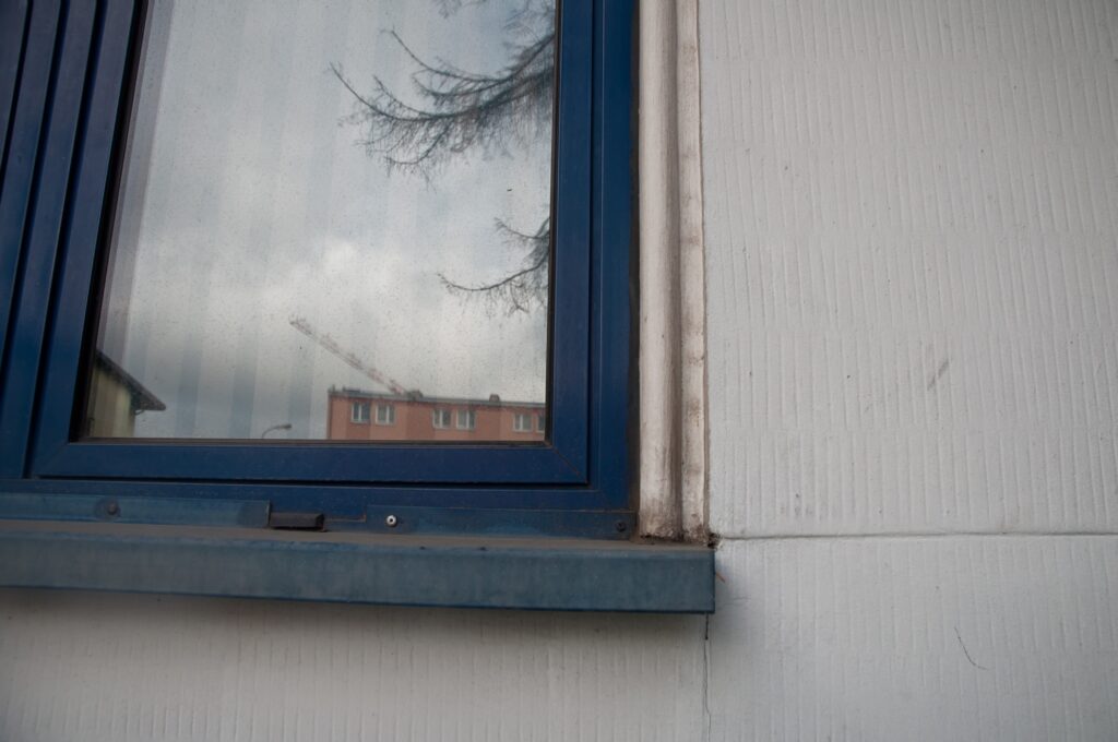 Lico ściany i obramienie okienne. Fot. Teresa Adamiak, 2021, źródło: Res in Ornamento
