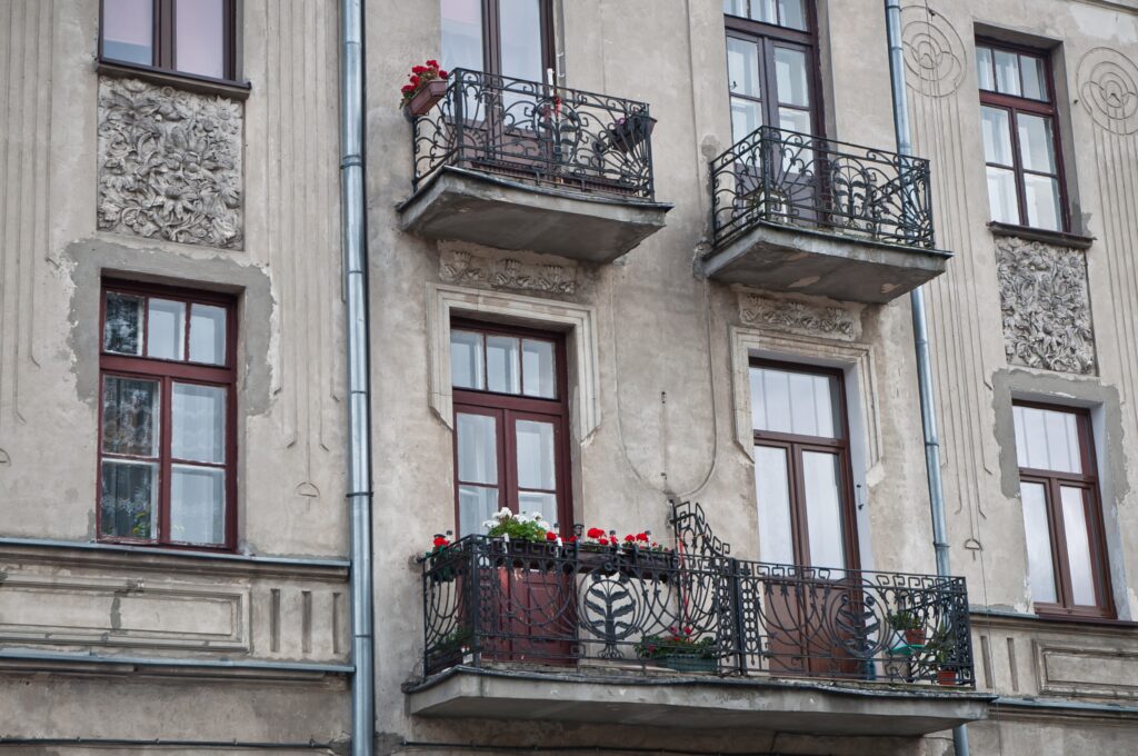 Balkony pierwszego i drugiego piętra. Fot. Teresa Adamiak, 2021, źródło: Res in Ornamento