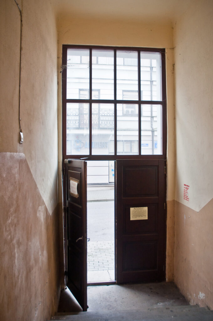Drzwi i nadświetle, klatka schodowa. Fot. Teresa Adamiak, 2021, źródło: Res in Ornamento